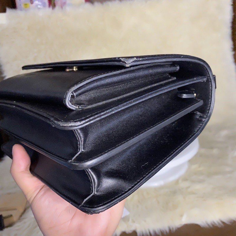 Paul’s Boutique Sling Bag PRELOVED (Category: Luxury Bags & Wallets) located in Leyte. Submitted by BaglegyaniJuaquinn (Listing ID 1199925404, Image 3). Description: Flaws 1. Light scratches at the front and back 2. Rubs on the corners of the bag , esp in the rubber lining 3. Paul’s Boutique Name in front a little faded 4. Gold hardware still at 80% 5. Inside needs cleaning 💟 Please manage your expectations when it comes to preloved items , than