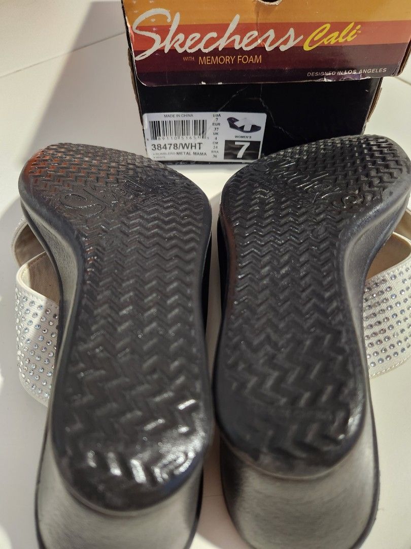 Skechers Cali with memory foam, Women's Fashion, Footwear, Flipflops and  Slides on Carousell