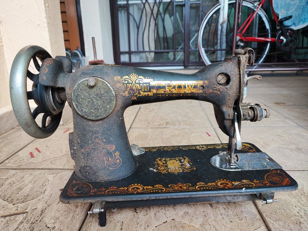 The Crown Sewing Machine Co. (Vintage Collection), Hobbies & Toys