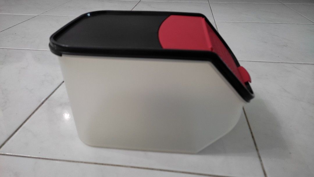 Tupperware garlic keeper 3L, Furniture & Home Living, Kitchenware