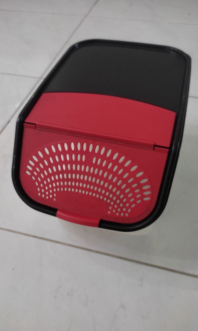 Tupperware garlic keeper 3L, Furniture & Home Living, Kitchenware