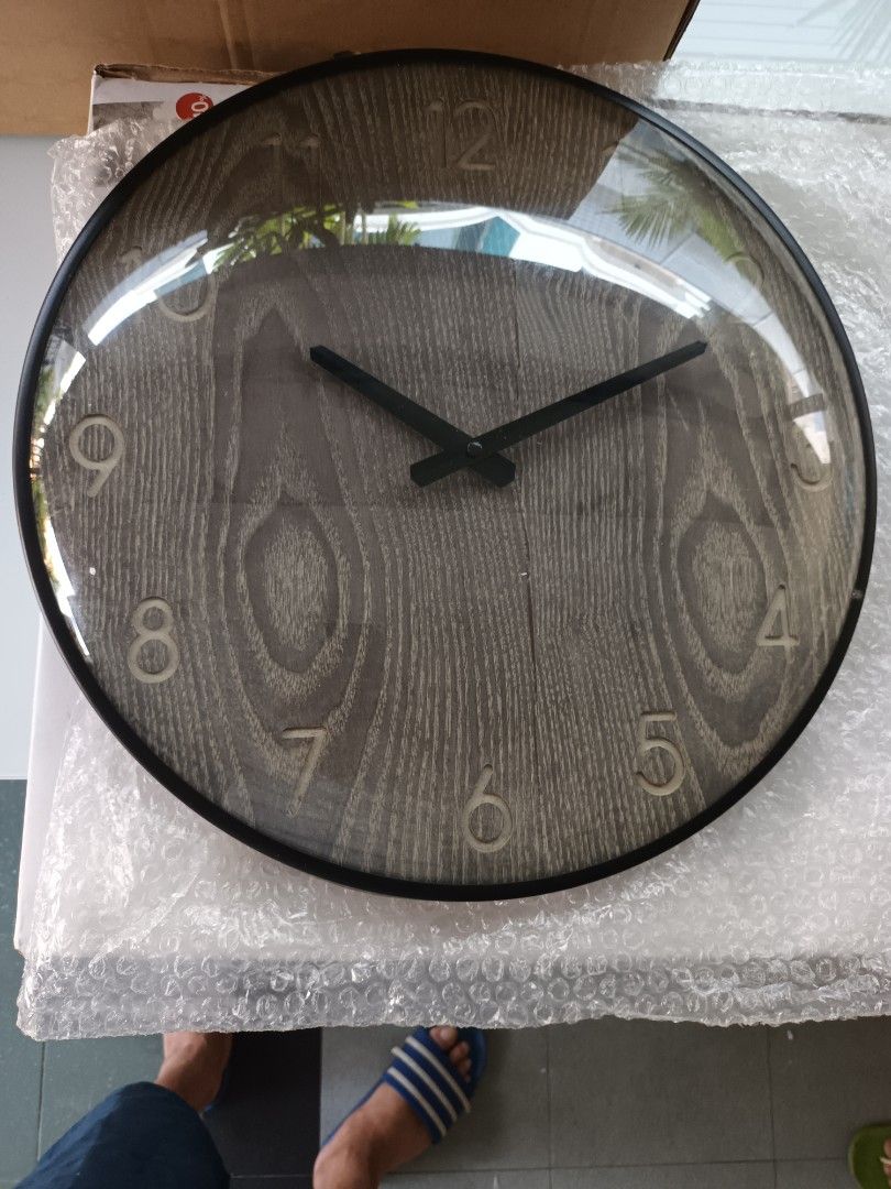 Wall clock (Category: Other Home Appliances) located in Singapore. Submitted by davidtam80 (Listing ID 1199826863, Image 1). Description: never used.