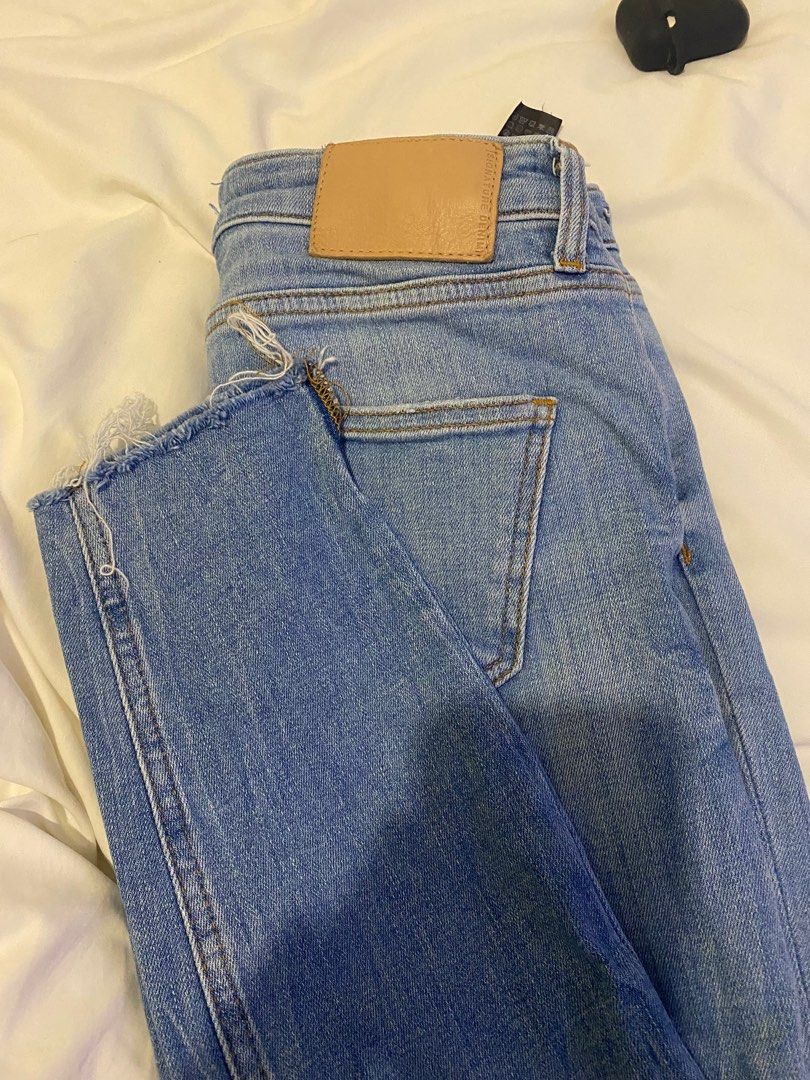 Zara Jeans (Category: Jeans) located in Quezon City. Submitted by mrvcs (Listing ID 1199962619, Image 2). Description: Used once only Tattered Jeans With vents on side Tagged as EUR 40 but Fits 26-27 in/ EUR 36-37 All my zara listings are authentic 😊 .
