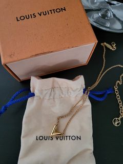 Louis Vuitton Essential V Necklace Gold Authentic Pendant Chain