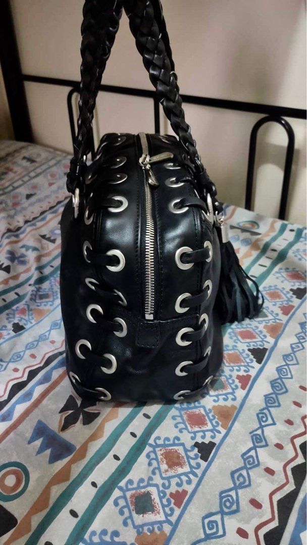 AUTHENTIC MICHAEL KORS MK BLACK SHOULDER BAG PRELOVED (Category: Luxury Bags & Wallets) located in Quezon City. Submitted by azenthings (Listing ID 1194544454, Image 2). Description: Authentic Michael Kors Black Shoulder Bag from USA Preloved Leather Lalamove or J&T, GGX only.