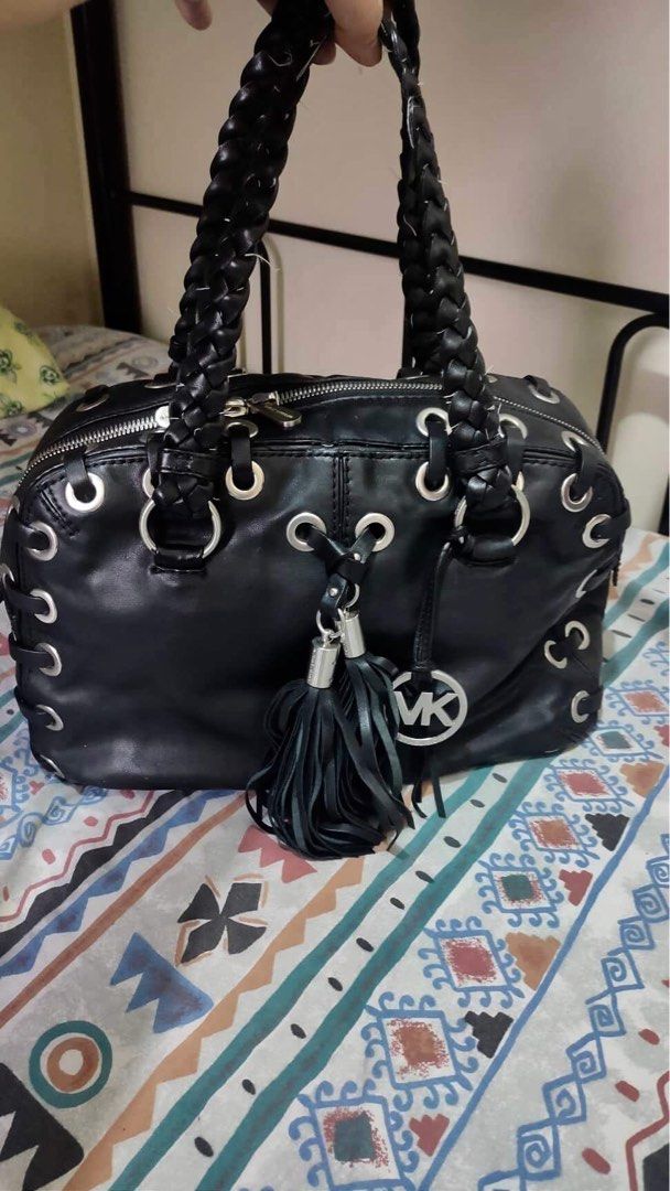 AUTHENTIC MICHAEL KORS MK BLACK SHOULDER BAG PRELOVED (Category: Luxury Bags & Wallets) located in Quezon City. Submitted by azenthings (Listing ID 1194544454, Image 1). Description: Authentic Michael Kors Black Shoulder Bag from USA Preloved Leather Lalamove or J&T, GGX only.