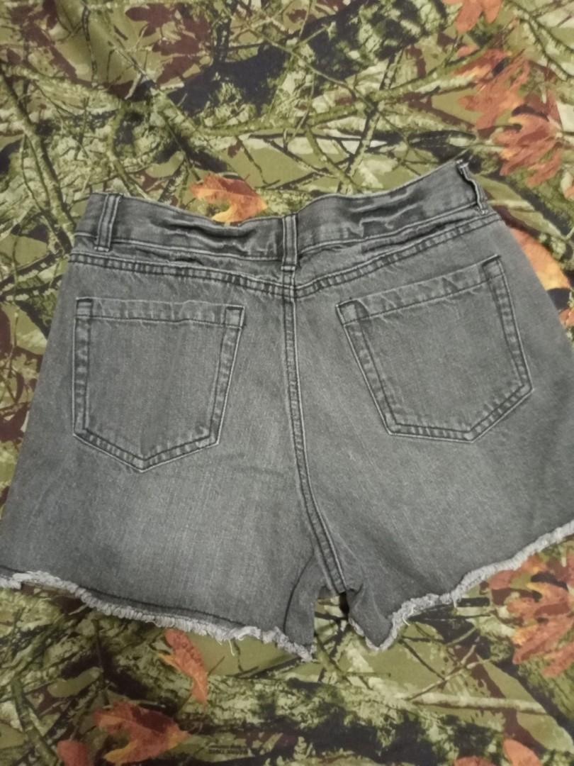 Colza tattered short (Category: Shorts) located in Santa Rosa. Submitted by lenborbs (Listing ID 1194418369, Image 2). Description: Colza tattered shorts, gray in color, L on tag waist = 14 inches Length = 12 inches NOTE: ALL ITEMS POSTED IS AVAILABLE UNLESS THERE IS A SOLD MARK.