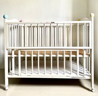 Wooden adjustable Crib made in Japan with Uratex foam & side beddings