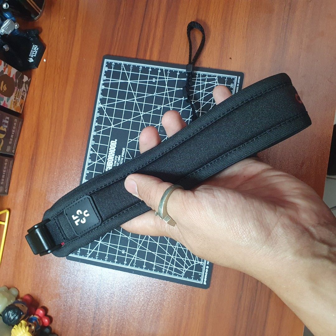 Crumpler base hotsell layer camera strap