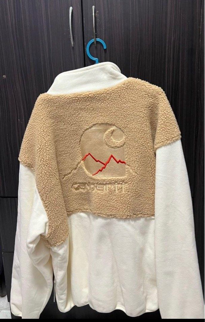 Size medium. (Category: Coats, Jackets and Outerwear) located in Singapore. Submitted by adzn25 (Listing ID 1194452597, Image 1). Description: Negotiable worn once. Size medium. From 65$ to 40$ only Can trade just offer. Pick up at my location. Hmu.