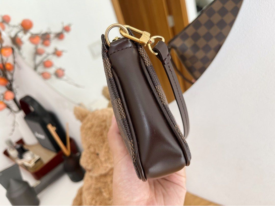 Navona pochette accessoires listed by a Japanese consignment shop