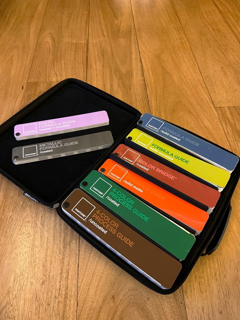 pantone-color-complete-guide-set-8-pieces-with-original-carrying-case