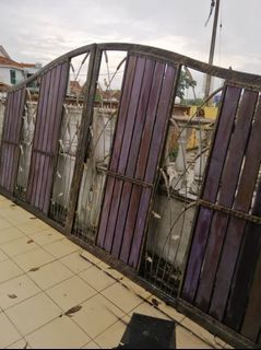 Pintu pagar besi dan kayu