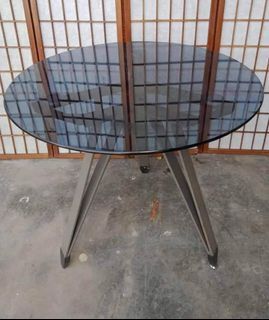 Round Table
✅L32 H29 inches 
✅Glass top
✅Metal tripod legs
✅In very good condition
✅Japan furniture
✅On hand, ready to deliver