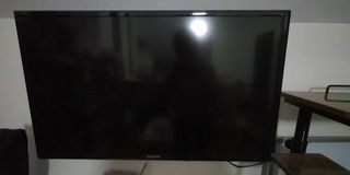 Devant 32 inch LED flatscreen TV