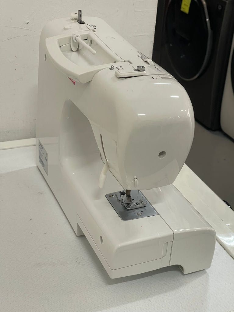 SINGER 2259 SEWING MACHINE Condition 8/10 120, Hobbies & Toys