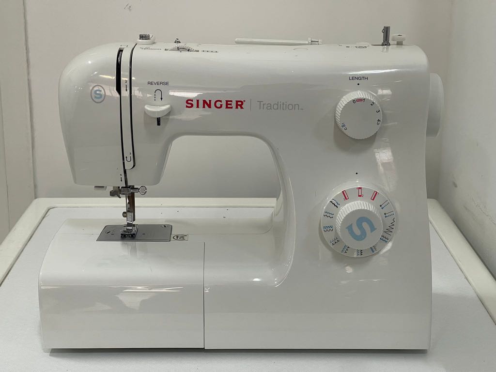 SINGER 2259 SEWING MACHINE Condition 8/10 120, Hobbies & Toys