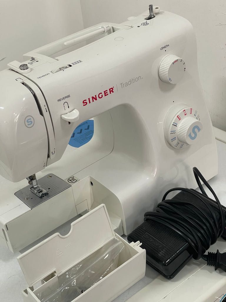 SINGER 2259 SEWING MACHINE Condition 8/10 120, Hobbies & Toys
