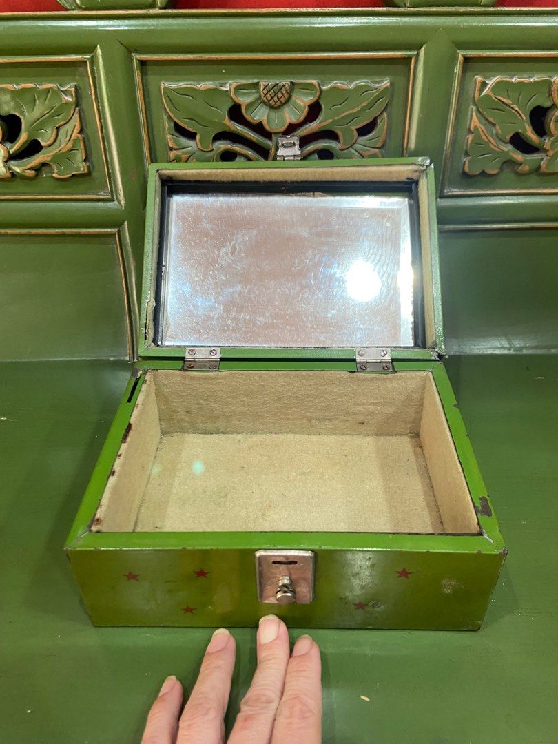 Vintage metal jewellery box, Hobbies & Toys, Memorabilia & Collectibles