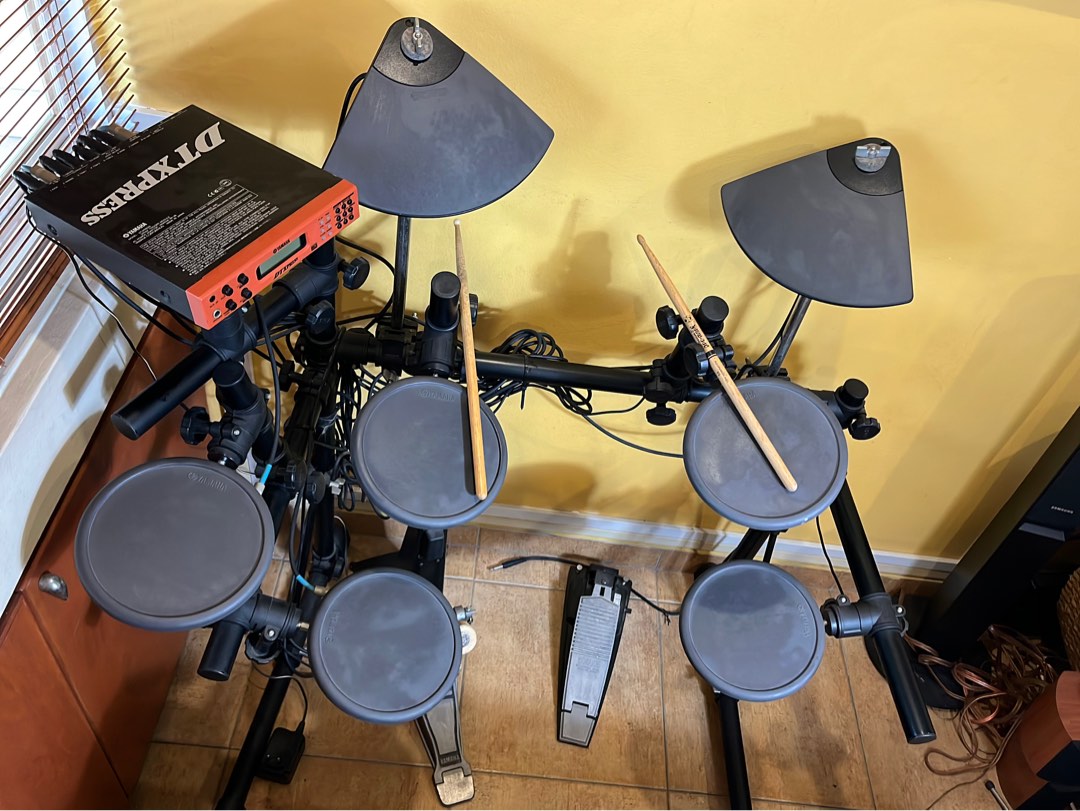 Yamaha electronic Drum Set DTXpress with drum stool, Hobbies & Toys
