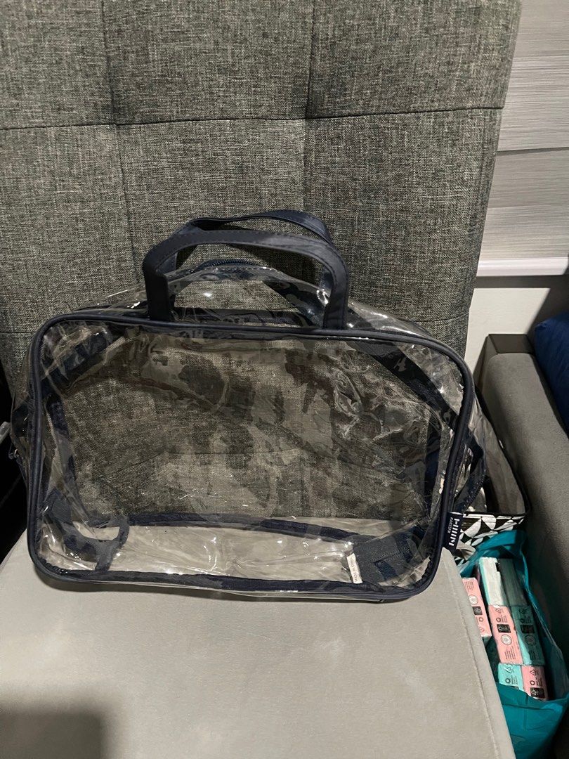 💯 Authentic Estee Lauder Handbag (Category: Purses & Pouches) located in Cavite. Submitted by mcbfave (Listing ID 1200187369, Image 2). Description: bundle price (handbag plus transparent bag) transparent bag only - P200 Estee Lauder Handbag - P350.