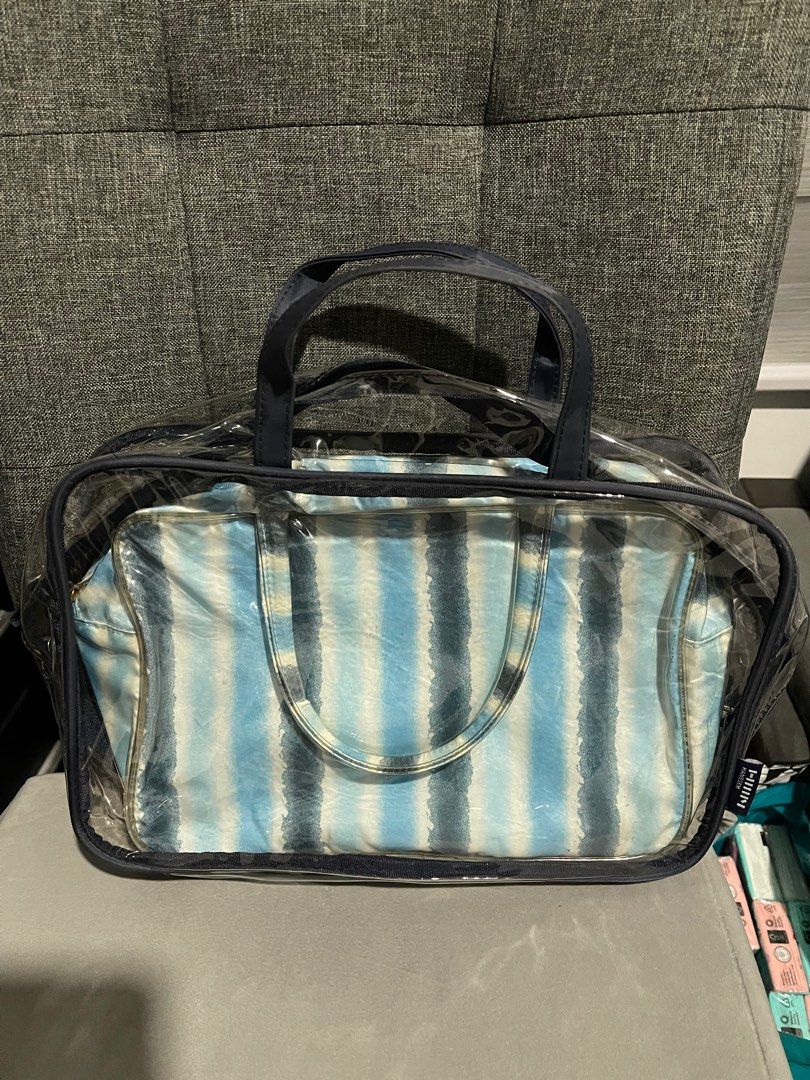 💯 Authentic Estee Lauder Handbag (Category: Purses & Pouches) located in Cavite. Submitted by mcbfave (Listing ID 1200187369, Image 1). Description: bundle price (handbag plus transparent bag) transparent bag only - P200 Estee Lauder Handbag - P350.