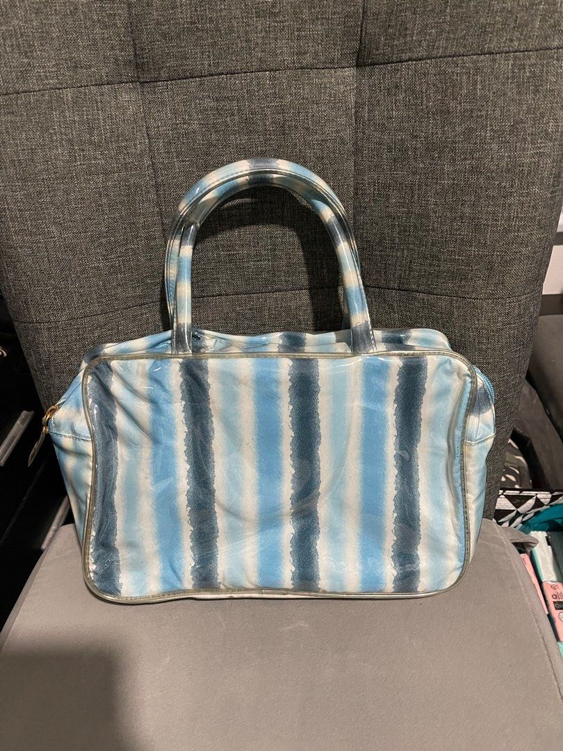 💯 Authentic Estee Lauder Handbag (Category: Purses & Pouches) located in Cavite. Submitted by mcbfave (Listing ID 1200187369, Image 3). Description: bundle price (handbag plus transparent bag) transparent bag only - P200 Estee Lauder Handbag - P350.