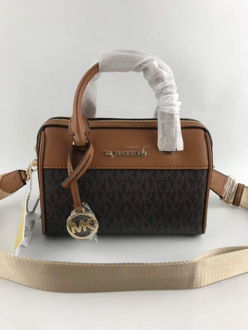 🍀 MK XS Duffle (Category: Luxury Bags & Wallets) located in Manila. Submitted by vera.prudence (Listing ID 1200133374, Image 3). Description: 🍀 MK XS Duffle ▪️10 (L) x 8"(H) x 6"(D) 💰 P2,400 ▪️Actual photo ▪️Plus SF.