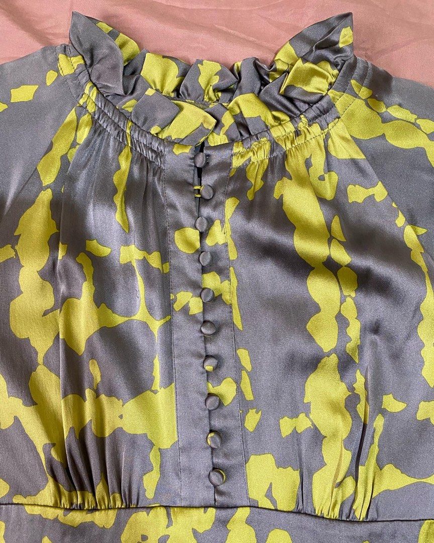 Authentic BCBG Maxazria Satin Blouse (Category: Blouses) located in Manila. Submitted by crystalarr (Listing ID 1200201224, Image 3). Description: Authentic BCBG Maxazria Satin Blouse 💵 ₱500 only! ✨ Satin/silk material. Feels comfy and light when worn ✨ Authentic or money back. Bought in U.S ✨ Worn only once ✨ No issue. Not worn out ✨ Complete buttons ✨ Tie at the back ✨ Size: fits XS-Small ✨ RSF: Decluttering 🚗 Shipping nationwide just add ₱70