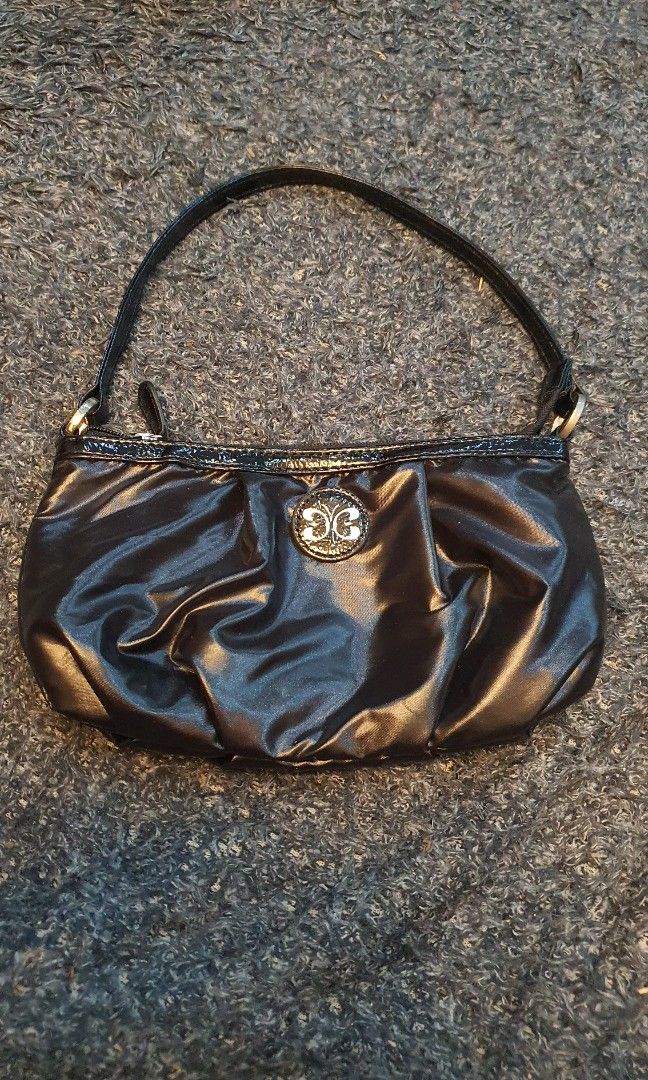 Authentic hanae mori small pochette (Category: Luxury Bags & Wallets) located in Cavite. Submitted by ohmie23 (Listing ID 1200115474, Image 1). Description: Authentic hanae mori small pochette kasya po 1phone 14 pro max.