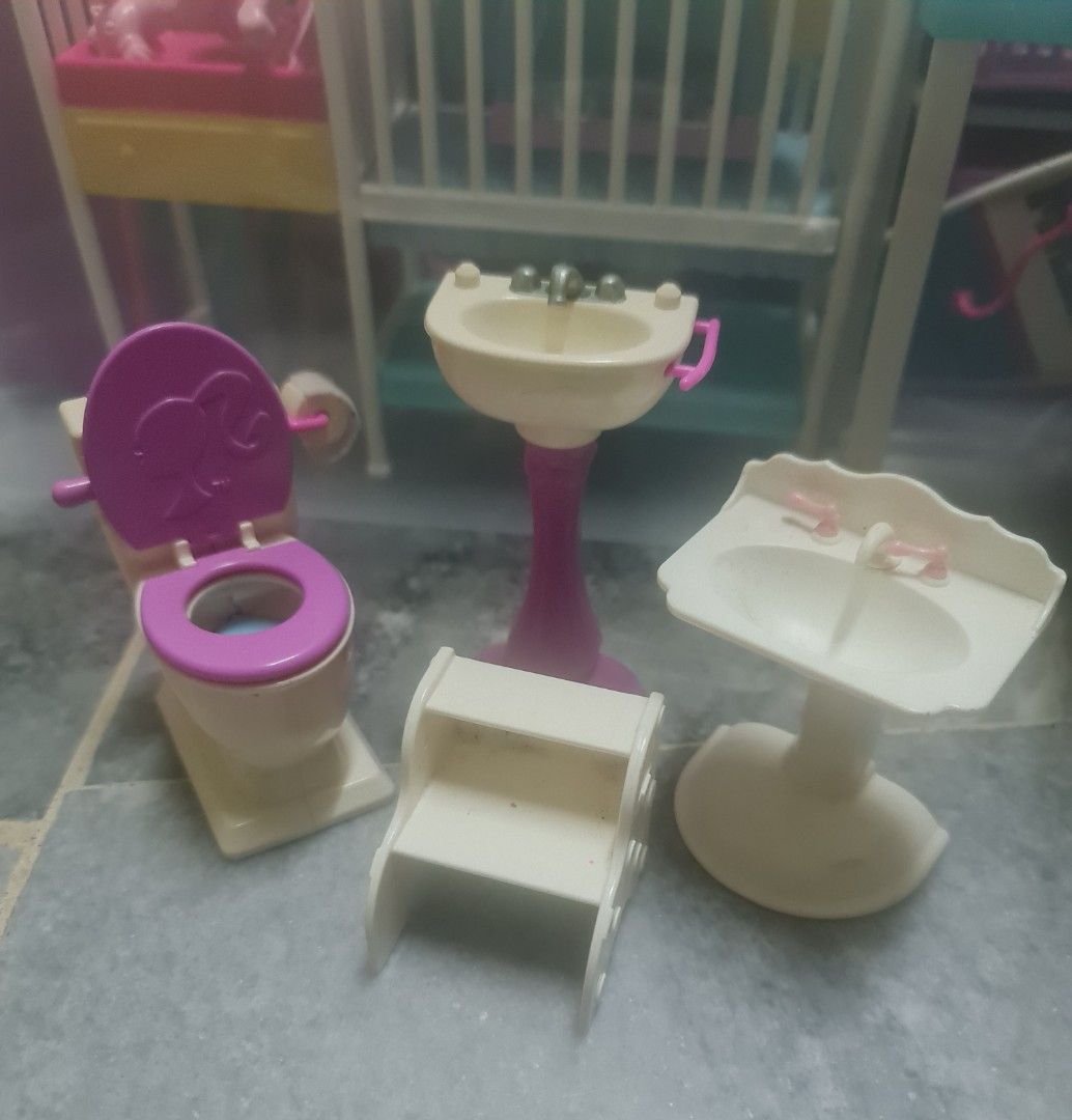 Barbie games chelsea online goes to the bathroom