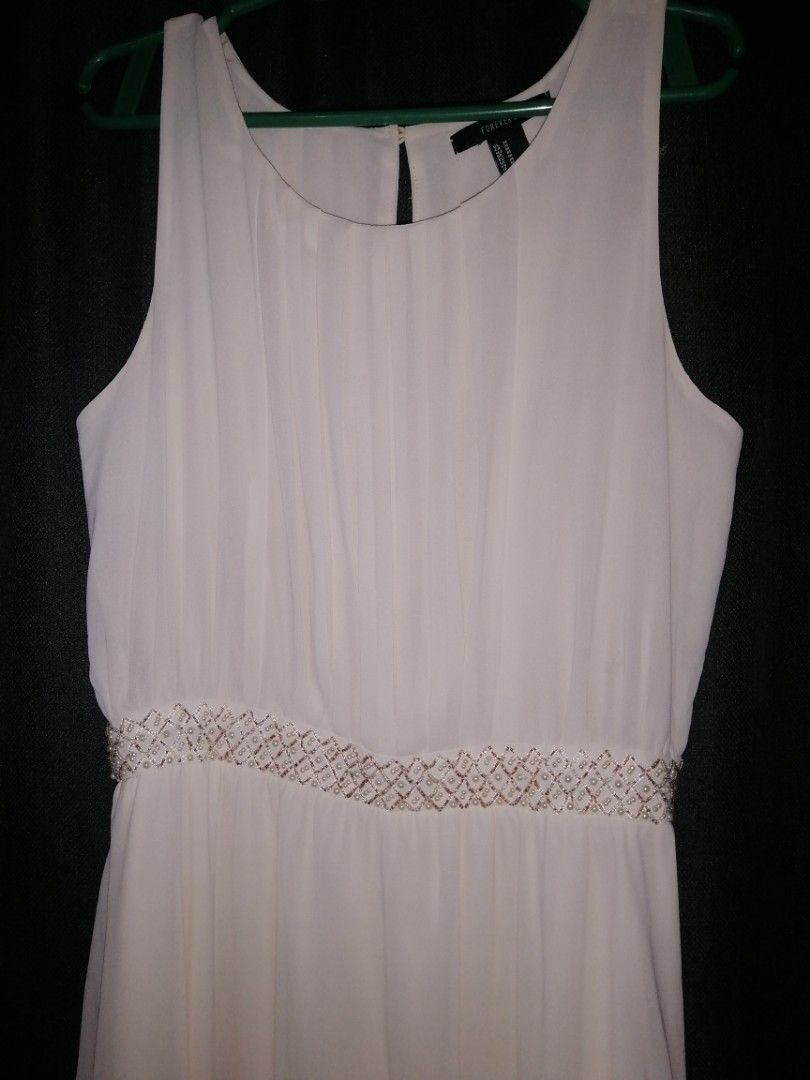Chiffon Formal Dress (Cream) (Category: Evening dresses & gowns) located in Mandaluyong City. Submitted by DJZ_BOUTIQUE (Listing ID 1200100397, Image 3). Description: Used once. Good for wedding..