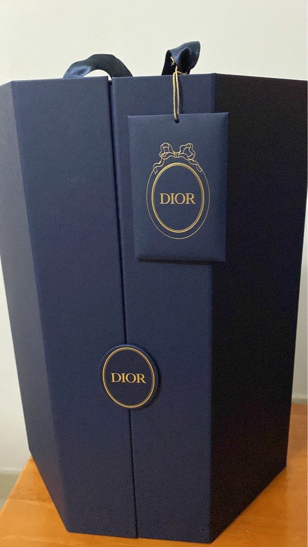 Dior Calendar 日曆, 名牌, 飾物及配件 Carousell