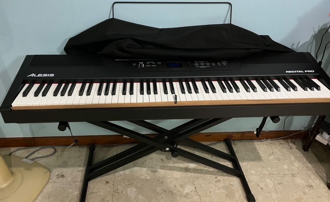 Great value buy used electronic piano with alike to new one