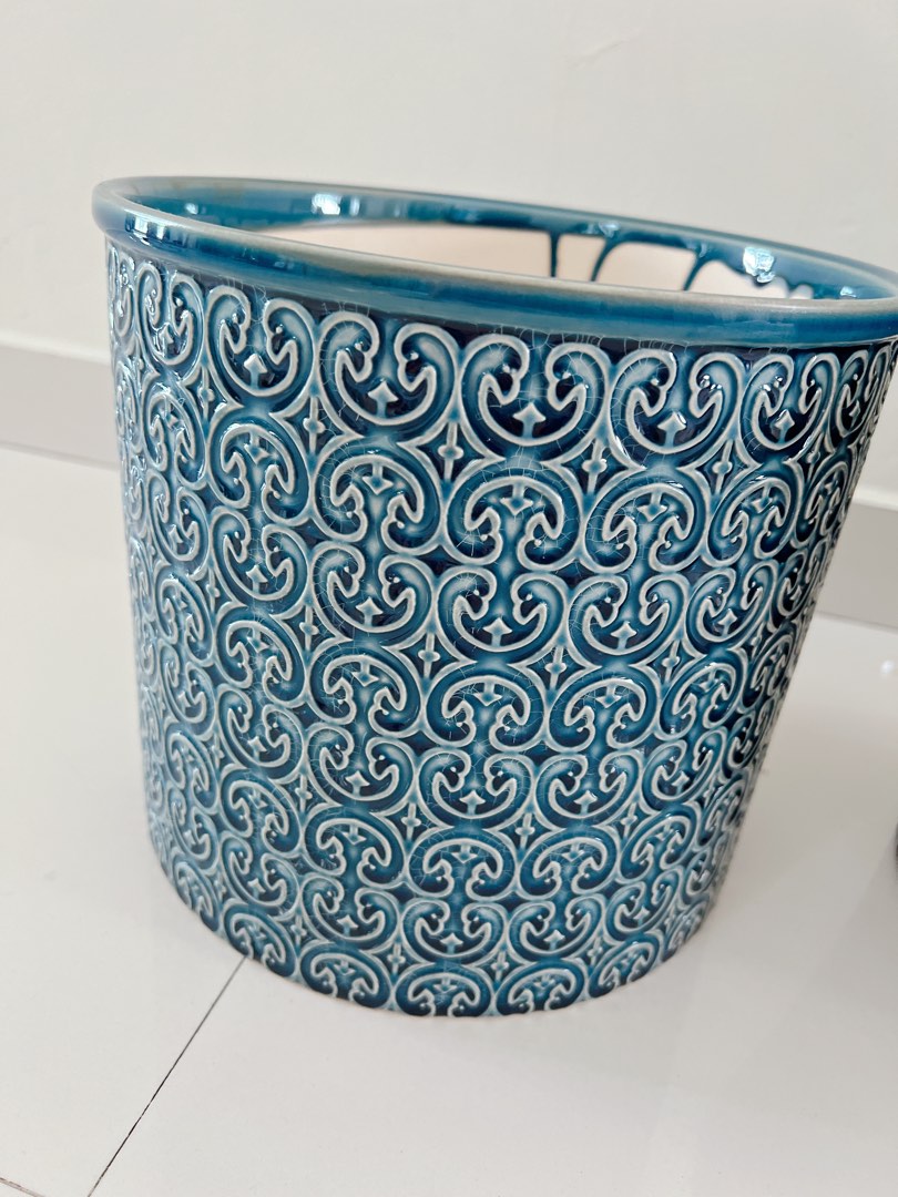 Large classic ceramic pot, Furniture & Home Living, Gardening, Pots