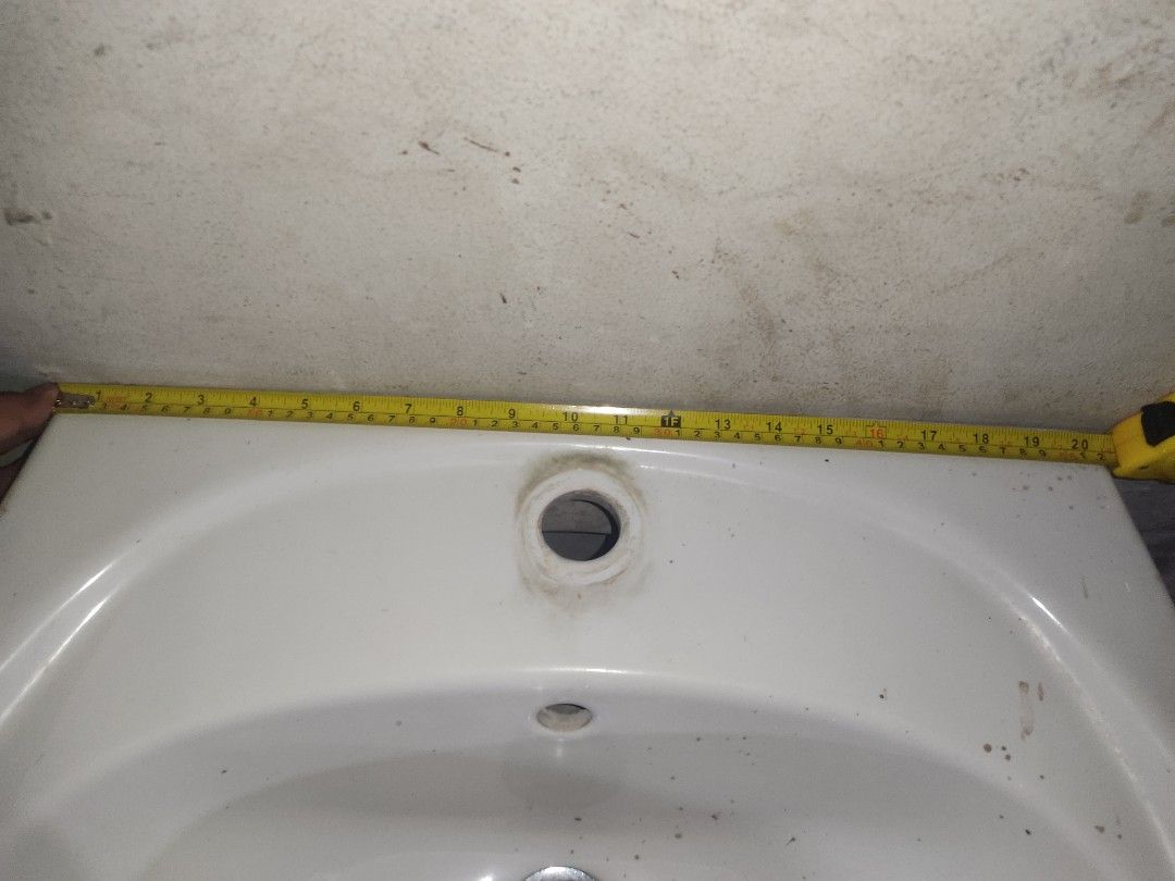 Lavatory with Stand (Category: Bathroom & Kitchen Fixtures) located in San Juan City. Submitted by ClintZyannaLomiO (Listing ID 1200148430, Image 2). Description: Good Condition pinagpalitan lang NO DAMAGE visible na dumi patak lang ng pintura....