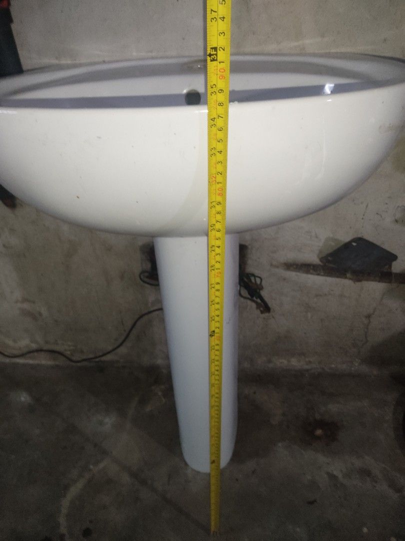 Lavatory with Stand (Category: Bathroom & Kitchen Fixtures) located in San Juan City. Submitted by ClintZyannaLomiO (Listing ID 1200148430, Image 1). Description: Good Condition pinagpalitan lang NO DAMAGE visible na dumi patak lang ng pintura....