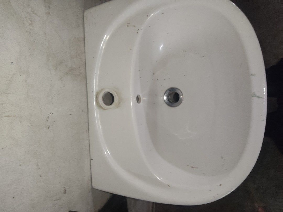 Lavatory with Stand (Category: Bathroom & Kitchen Fixtures) located in San Juan City. Submitted by ClintZyannaLomiO (Listing ID 1200148430, Image 3). Description: Good Condition pinagpalitan lang NO DAMAGE visible na dumi patak lang ng pintura....