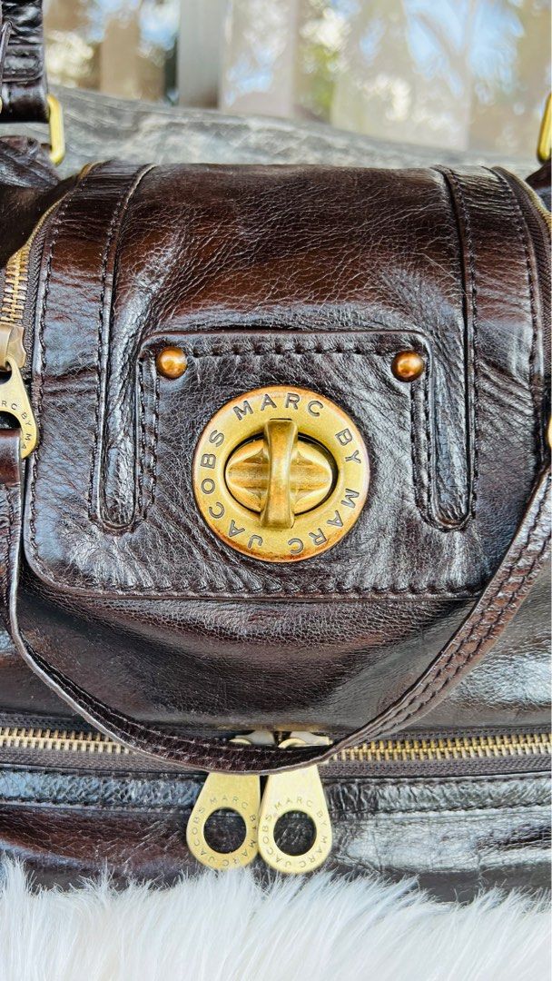 Marc Jacobs Vintage (FREE SHIPPING) (Category: Luxury Bags & Wallets) located in Leyte. Submitted by MsCharie (Listing ID 1200023059, Image 2). Description: 📌 MARC by MARC JACOBS Vintage Caryall Leather Bag Guaranteed Authentic ✔️ With minimal flaws & signs of usage Turnlock & zipper closure Large in size.