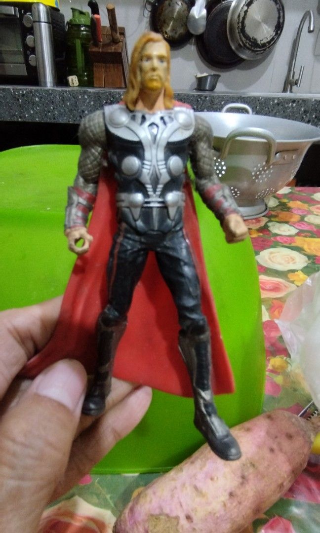 Marvel legends Thor 4" (Category: Figurines & Statues) located in Quezon City. Submitted by rosapage (Listing ID 1200045426, Image 3). Description: no flaws 😊.
