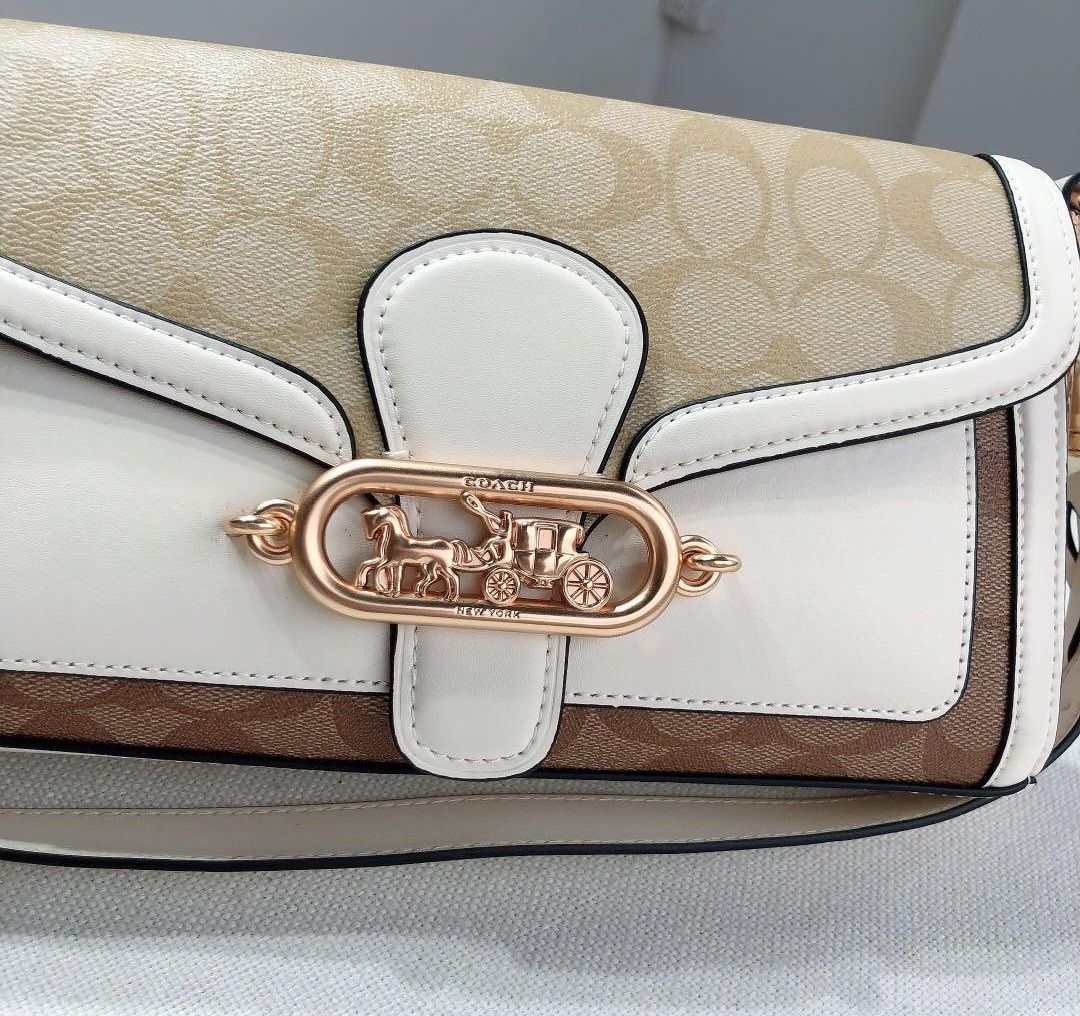 Jade shoulder bag hotsell in blocked signature canvas