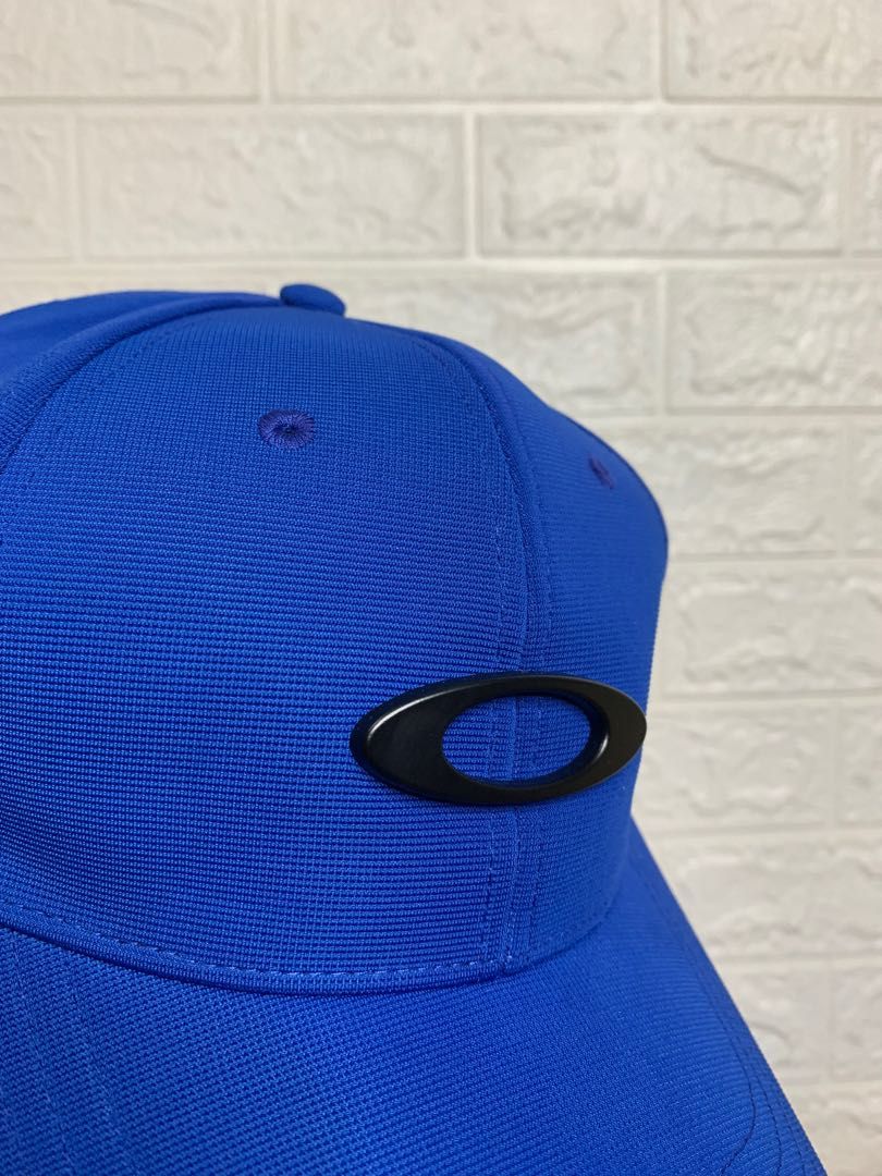 Oakley dadhat - blue (velcro), Men's Fashion, Watches & Accessories, Caps &  Hats on Carousell