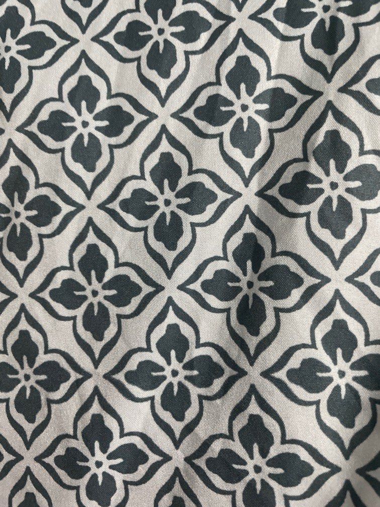 Patterned Top (Category: Longsleeves) located in Kuala Lumpur. Submitted by yish18 (Listing ID 1200021827, Image 3). Description: Nice material Can fit up to XL since it’s oversized cutting.