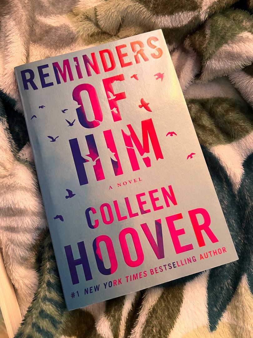 Colleen Hoover signing copies of Reminders of Him