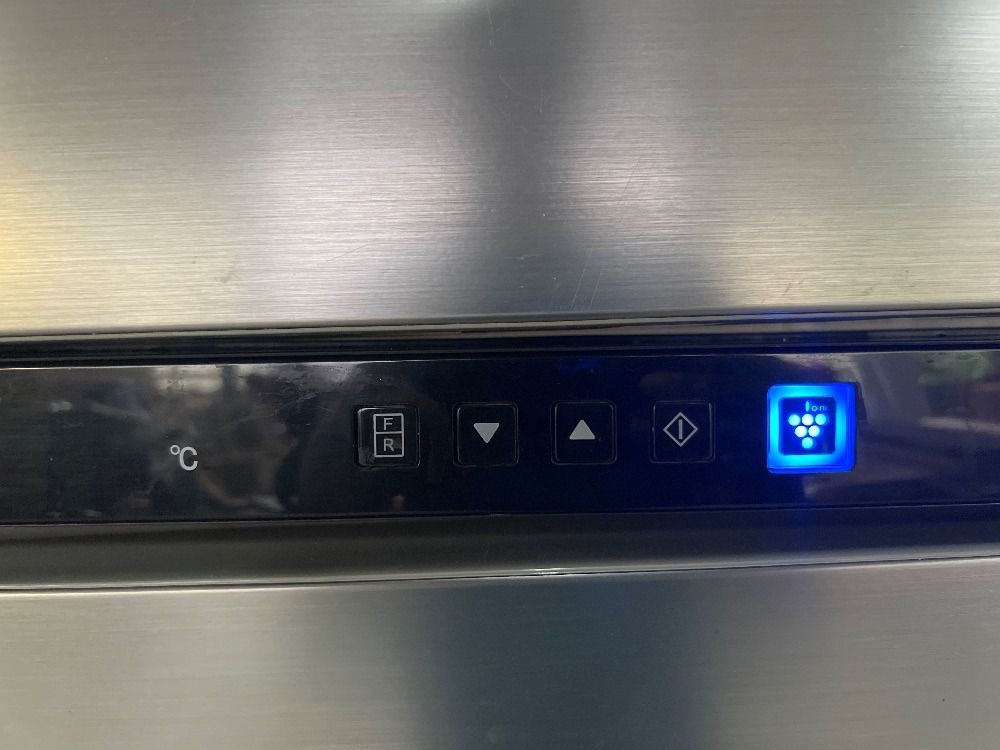 SHARP 2Door Refrigerator Model SJPT71RHS / Model Peti Sejuk 2 Pintu