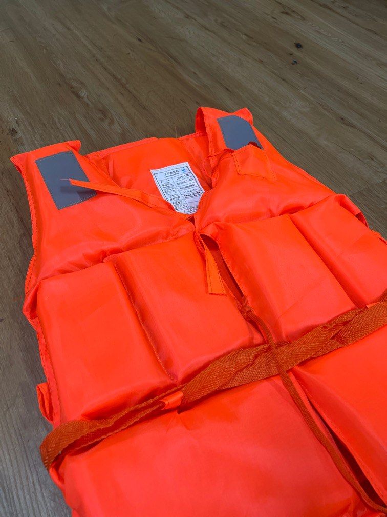Basic life jacket 75 newton, Sports Equipment, Other Sports Equipment