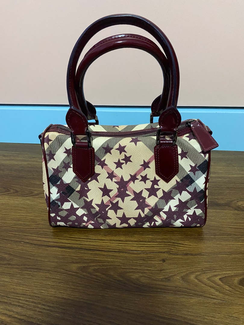 Burberry star bag store