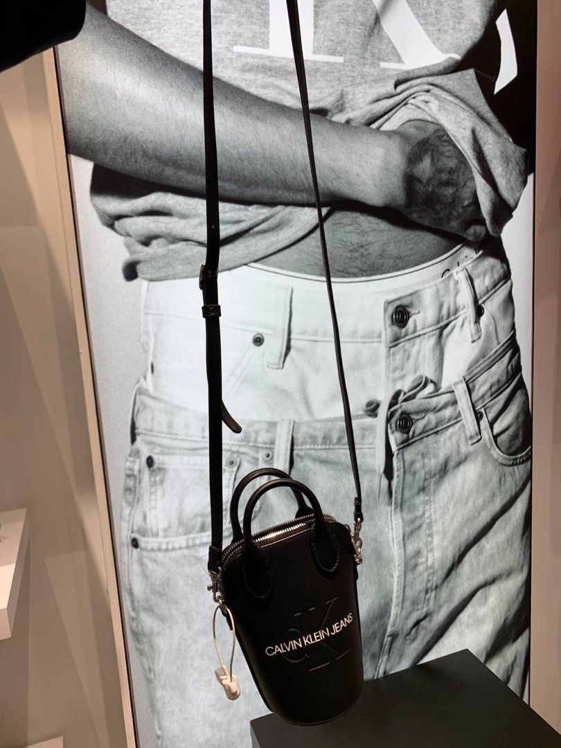 Calvin klein bag, Women's Fashion, Bags & Wallets, Cross-body Bags on  Carousell