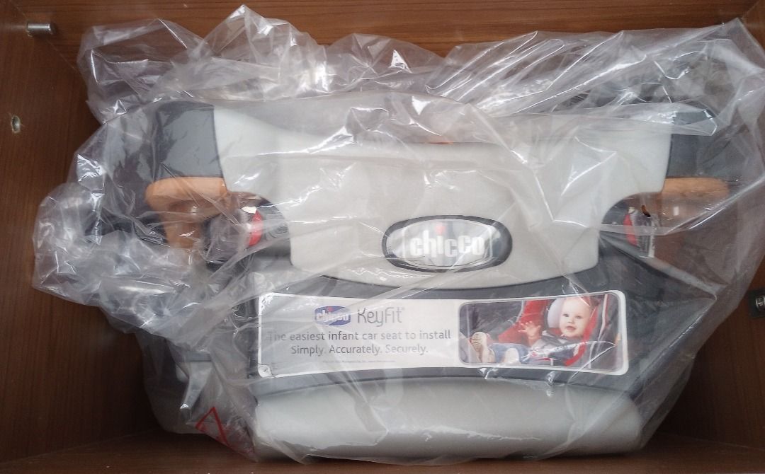 Chicco Baby car seat with base, Babies & Kids, Going Out, Car Seats on