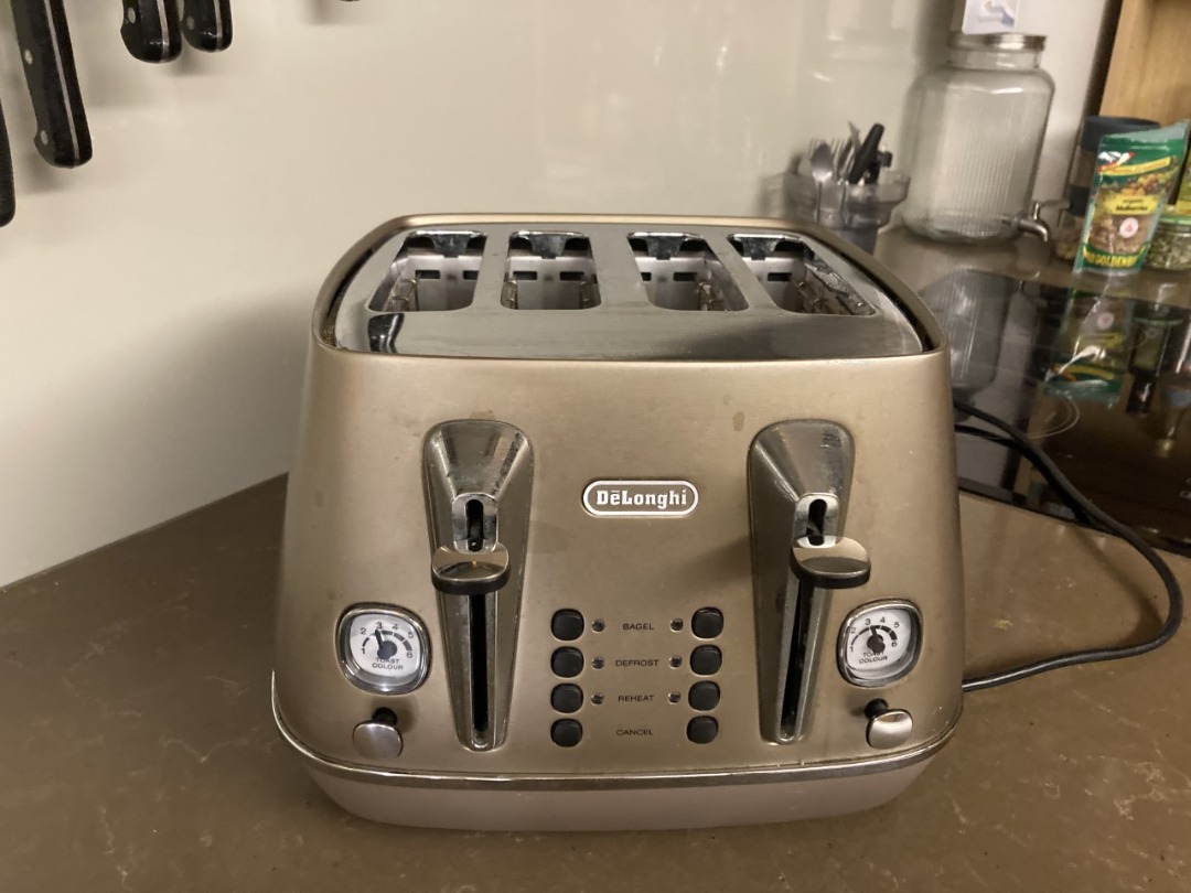 Delonghi 4 slice toaster, TV & Home Appliances, Kitchen Appliances